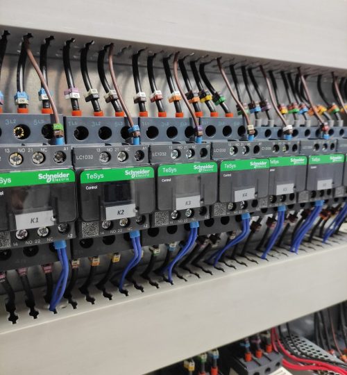 Schneider Electric, elektrik dağıtımı ve endüstriyel otomasyon alanında sunduğu güvenilir ve ölçeklenebilir çözümlerle global bir referanstır. Ancak donanım kalitesinin sahada gerçek performansa dönüşmesi, doğru mühendislik ve profesyonel uygulama ile mümkündür. Schneider Electric ürünleriyle kurulan sistemler; enerji verimliliği, işletme güvenliği ve uzun vadeli sürdürülebilirlik sağlar. Bu yazıda Schneider Electric çözümlerinin hangi alanlarda tercih edildiğini ve işletmelere sağladığı teknik avantajları net bir çerçevede ele alıyoruz.