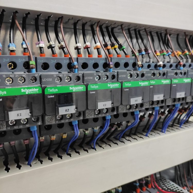 Schneider Electric, elektrik dağıtımı ve endüstriyel otomasyon alanında sunduğu güvenilir ve ölçeklenebilir çözümlerle global bir referanstır. Ancak donanım kalitesinin sahada gerçek performansa dönüşmesi, doğru mühendislik ve profesyonel uygulama ile mümkündür. Schneider Electric ürünleriyle kurulan sistemler; enerji verimliliği, işletme güvenliği ve uzun vadeli sürdürülebilirlik sağlar. Bu yazıda Schneider Electric çözümlerinin hangi alanlarda tercih edildiğini ve işletmelere sağladığı teknik avantajları net bir çerçevede ele alıyoruz.