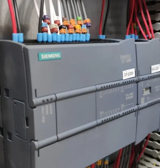 Siemens PLC Programcısı: Endüstriyel Otomasyonda Güvenilir ve Ölçeklenebilir Çözümler